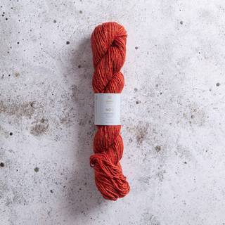 Järbo Select NO 1 Mohair Tweed 22311 raw amber Indhold:70% merinould, 30% mohair Vægt/længde=50g = ca. 110 m Strikkepinde: 4,00 mm Hæklenåle: 4,00 mm Strikkefasthed: 10 x 10 cm = 19 masker x 26 pinde Vaskeanvisninger: Håndvask.