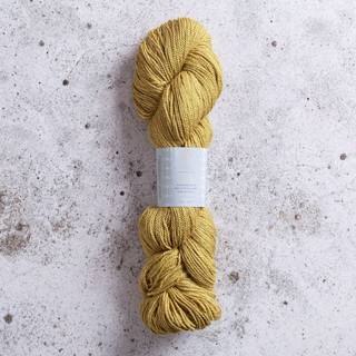 Järbo Select No 3 Yak Blend 03 Glorious green Indhold: 70% baby alpaca, 20% morbærsilke, 10% yak Vægt/længde: 50 g = ca. 183 meter Anbefalede pinde: 2.5 mm Strikkefasthed: 10 x 10 cm = 28 m x 36 p Anbefalet hæklenål:3 mm Hæklefasthed: 25 fm x 34 r Vask:Håndvask.