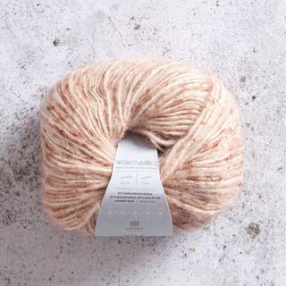 Järbo Select No 5 Botanically Dyed Alpaca Blend 05 Ruby beets Indhold: 42% baby alpaca, 30% bomuld, 28% ekstrafin uld Vægt/længde: 50 g = ca. 100 meter Anbefalede pinde: 4.5 mm Strikkefasthed: 10 x 10 cm = 16 m x 20 p Anbefalet hæklenål:5mm Hæklefasthed:12 fm x 15 r Vask:Håndvask.