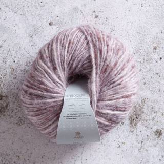 Järbo Select No 5 Botanically Dyed Alpaca Blend 07 Red cabbage Indhold: 42% baby alpaca, 30% bomuld, 28% ekstrafin uld Vægt/længde: 50 g = ca. 100 meter Anbefalede pinde: 4.5 mm Strikkefasthed: 10 x 10 cm = 16 m x 20 p Anbefalet hæklenål:5mm Hæklefasthed:12 fm x 15 r Vask:Håndvask.