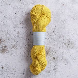 Järbo Select No 3 Yak Blend 02 Yummy yellow Indhold: 70% baby alpaca, 20% morbærsilke, 10% yak Vægt/længde: 50 g = ca. 183 meter Anbefalede pinde: 2.5 mm Strikkefasthed: 10 x 10 cm = 28 m x 36 p Anbefalet hæklenål:3 mm Hæklefasthed: 25 fm x 34 r Vask:Håndvask.