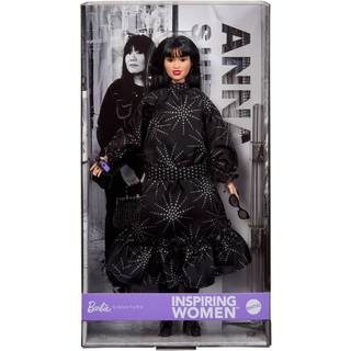 Barbie inspirerende kvinder Anna Sui dukke samlerobjekt i Boho Chic sort kjole outfit med stvler Solbriller og parfumetilbehr