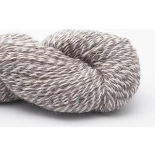 BC Garn Babyalpaca 10/2 RAS 102 Naturlig-Grå-Melange (uindfarvet) RAS Indhold: 100% Alpaca Vægt/længde: 50 g. = ca. 250 meter Anbefalede pinde: 2.5-4mm Strikkefasthed: 10 x 10 cm = 31 m x 42 r Vask: Håndvask/ Tåler ikke tørretumbling.