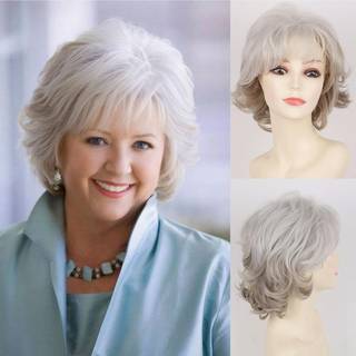 Korte gr parykker til hvide kvinder Naturlige krllede kortlagede slvgr nisseskrne parykker med hvide pandehr Syntetisk hr Slvparyk til l