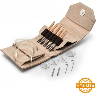 LYKKE Udskiftelige Rundpindesæt Naturale, Starter Set, Beige, 9 cm Materiale:Birketræ Type:Udskiftelige rundpinde Størrelser:3.25, 3.50, 3.75, 4.00 og 4.50 mm Pindelængde:9cm Tilbehør: 3 x Kabler: 40 cm, 50 cm og 60 cm 2 Kabelovergange 2 Strammenøgler 4 Endestoppere.