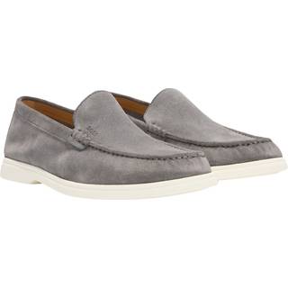 Loafers i ruskind med kontrastfarvet ydersål