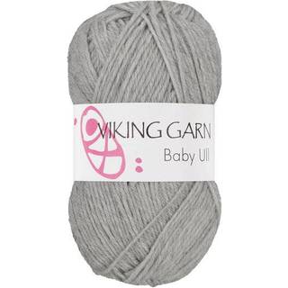 Viking Baby Ull 313 Lys grå Indhold: 100% Merino Superwash uld Vægt/længde: 50 g = ca. 175 meter Anbefalede pinde: 3 mm Strikkefasthed: 10 cm = 28 m Finvask, max 40°C / Brug aldrig skyllemiddel / Tørres fladt.