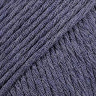 DROPS Cotton Light 26 Jeansblå (Uni Colour) Indhold: 50% Bomuld, 50% Polyester Garngruppe: B (20 - 22 masker) / 8 ply / DK / worsted Vægt/længde: 50 g = ca. 105 meter Anbefalede pinde: 4 mm Strikkefasthed: 10 x 10 cm = 21 m x 28 p Finvask 40º / Tørres fladt.