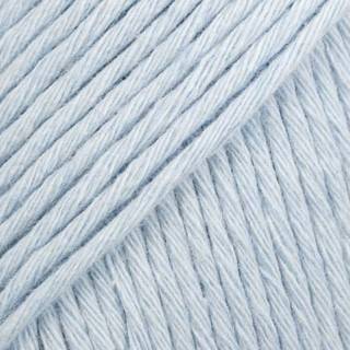 DROPS Cotton Light 08 Isblå (Uni Colour) Indhold: 50% Bomuld, 50% Polyester Garngruppe: B (20 - 22 masker) / 8 ply / DK / worsted Vægt/længde: 50 g = ca. 105 meter Anbefalede pinde: 4 mm Strikkefasthed: 10 x 10 cm = 21 m x 28 p Finvask 40º / Tørres fladt.