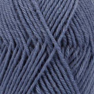 DROPS Karisma 65 Jeansblå (Uni Colour) - lilla skær Indhold: 100% Uld Garngruppe: B (20 - 22 masker) / 8 ply / DK / worsted Vægt/længde: 50 gram = ca. 100 meter Anbefalede pinde: 4 mm Strikkefasthed: 10 x 10 cm = 21 m x 28 p Finvask med forsigtig centrifugering på 40ºC / Brug aldrig skyllemiddel / Tørres fladt.