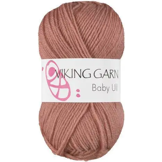 Viking Baby Ull 383 Lakserosa Indhold: 100% Merino Superwash uld Vægt/længde: 50 g = ca. 175 meter Anbefalede pinde: 3 mm Strikkefasthed: 10 cm = 28 m Finvask, max 40°C / Brug aldrig skyllemiddel / Tørres fladt.