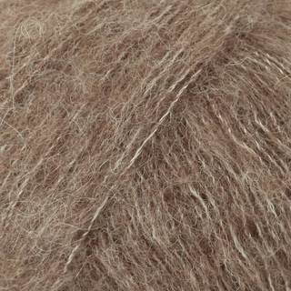 DROPS BRUSHED Alpaca Silk 05 Beige Indhold: 77% Superfin Alpaca, 23% Mulberry Silke Garngruppe: C (16 - 19 masker) / 10 ply / aran / worsted Vægt/længde: 25 g = ca. 140 meter Anbefalede pinde: 5 mm Strikkefasthed: 10 x 10 cm = 17 m x 22 p Håndvask, max 30°C / Tørres fladt.