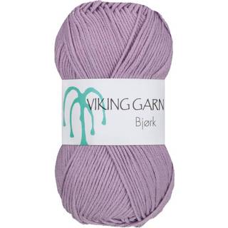 Viking Bjørk 567 Lys Lilla Indhold: 50% Bambus, 50% bomuld Vægt/længde: 50 g = ca. 147 meter Anbefalet pind: 3 mm Anbefalet hæklenål: 2.5 mm Strikkefasthed: 10 cm = 25 m Vask: 40°C / Tørres fladt.