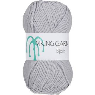 Viking Bjørk 513 Lys Grå Indhold: 50% Bambus, 50% bomuld Vægt/længde: 50 g = ca. 147 meter Anbefalet pind: 3 mm Anbefalet hæklenål: 2.5 mm Strikkefasthed: 10 cm = 25 m Vask: 40°C / Tørres fladt.