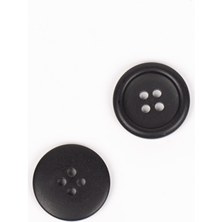 DROPS Matte Black, Knap, 18 mm (nr. 817) Indhold: 1 stk. knap Størrelse: 18 mm Materiale:Polyester Kort om produktet:Elegant knap i mat sort til at fuldende dit strikke- eller hækleprojekt.
