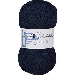 Viking Alpaca Storm 526 Marine Indhold: 40% Superfin alpaca, 40% Merino uld, 20% Nylon Vægt/længde: 50 g = ca. 133 meter Anbefalede pinde: 4.00 mm Strikkefasthed: 10 x 10 cm = 22 m Vask: Ekstra skånsom maskinvak, max 30°C / Tørres fladt.