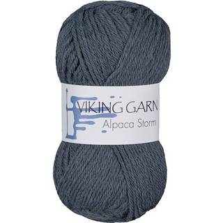 Viking Alpaca Storm 527 Jeansblå Indhold: 40% Superfin alpaca, 40% Merino uld, 20% Nylon Vægt/længde: 50 g = ca. 133 meter Anbefalede pinde: 4.00 mm Strikkefasthed: 10 x 10 cm = 22 m Vask: Ekstra skånsom maskinvak, max 30°C / Tørres fladt.