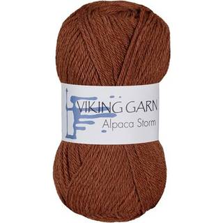 Viking Alpaca Storm 552 Rust Indhold: 40% Superfin alpaca, 40% Merino uld, 20% Nylon Vægt/længde: 50 g = ca. 133 meter Anbefalede pinde: 4.00 mm Strikkefasthed: 10 x 10 cm = 22 m Vask: Ekstra skånsom maskinvak, max 30°C / Tørres fladt.