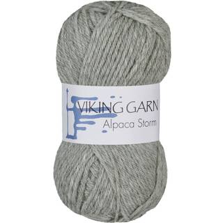 Viking Alpaca Storm 513 Grå Indhold: 40% Superfin alpaca, 40% Merino uld, 20% Nylon Vægt/længde: 50 g = ca. 133 meter Anbefalede pinde: 4.00 mm Strikkefasthed: 10 x 10 cm = 22 m Vask: Ekstra skånsom maskinvak, max 30°C / Tørres fladt.