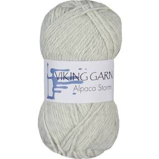 Viking Alpaca Storm 512 Perlegrå Indhold: 40% Superfin alpaca, 40% Merino uld, 20% Nylon Vægt/længde: 50 g = ca. 133 meter Anbefalede pinde: 4.00 mm Strikkefasthed: 10 x 10 cm = 22 m Vask: Ekstra skånsom maskinvak, max 30°C / Tørres fladt.
