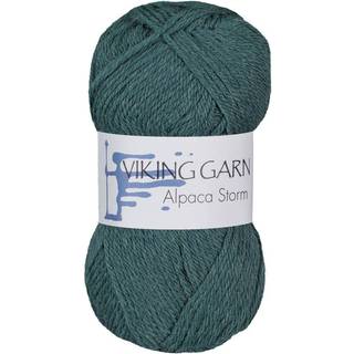 Viking Alpaca Storm 529 Mørk petrol Indhold: 40% Superfin alpaca, 40% Merino uld, 20% Nylon Vægt/længde: 50 g = ca. 133 meter Anbefalede pinde: 4.00 mm Strikkefasthed: 10 x 10 cm = 22 m Vask: Ekstra skånsom maskinvak, max 30°C / Tørres fladt.