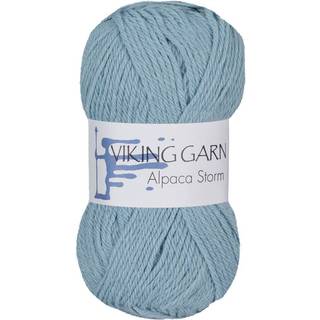 Viking Alpaca Storm 522 Blå Indhold: 40% Superfin alpaca, 40% Merino uld, 20% Nylon Vægt/længde: 50 g = ca. 133 meter Anbefalede pinde: 4.00 mm Strikkefasthed: 10 x 10 cm = 22 m Vask: Ekstra skånsom maskinvak, max 30°C / Tørres fladt.
