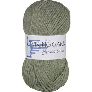 Viking Alpaca Storm 532 Mosgrøn Indhold: 40% Superfin alpaca, 40% Merino uld, 20% Nylon Vægt/længde: 50 g = ca. 133 meter Anbefalede pinde: 4.00 mm Strikkefasthed: 10 x 10 cm = 22 m Vask: Ekstra skånsom maskinvak, max 30°C / Tørres fladt.