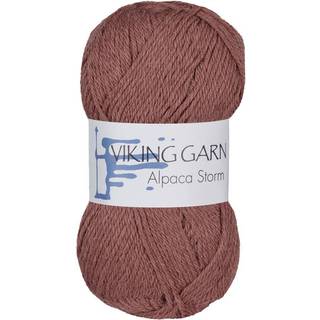 Viking Alpaca Storm 555 Brunrød Indhold: 40% Superfin alpaca, 40% Merino uld, 20% Nylon Vægt/længde: 50 g = ca. 133 meter Anbefalede pinde: 4.00 mm Strikkefasthed: 10 x 10 cm = 22 m Vask: Ekstra skånsom maskinvak, max 30°C / Tørres fladt.
