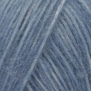 DROPS Air 17 Jeansblå (Uni Colour) Indhold: 65% alpaca, 28% polyamid, 7% uld Garngruppe: C (16 - 19 masker) / 10 ply / aran / worsted Vægt/længde: 50 g = ca. 150 meter Anbefalede pinde: 5.00 mm Strikkefasthed: 10 x 10 cm = 17 m x 22 p Vask: Håndvask, max 30°C / Tørres fladt / Kan filtes.