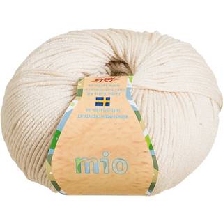 Jarbo Mio 30221 Beige Indhold: 100% Ekstra fin merinould, superwash-behandlet Vægt/løbelængde: 50 g = ca. 175 meter Anbefalede pinde: 3 mm Strikkefasthed: 10x10 cm = 27-28 m x 36-37 p Maskinvask 30°C / Tåler ikke tørretumbler / Tørres fladt..