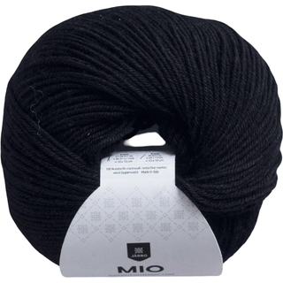 Jarbo Mio 30205 Sort Indhold: 100% Ekstra fin merinould, superwash-behandlet Vægt/løbelængde: 50 g = ca. 175 meter Anbefalede pinde: 3 mm Strikkefasthed: 10x10 cm = 27-28 m x 36-37 p Maskinvask 30°C / Tåler ikke tørretumbler / Tørres fladt..