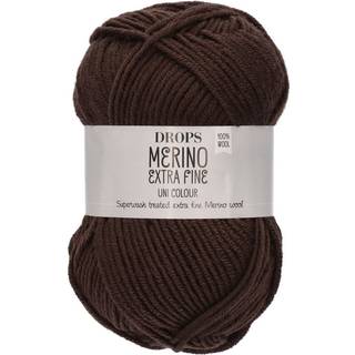 DROPS Merino EXTRA Fine 09 Mørkebrun (Uni Colour) Indhold: 100% extra fine Merino uld Garngruppe: B (20 - 22 masker) / 8 ply / DK / worsted Vægt/længde: 50 gram = ca. 105 meter Anbefalede pinde: 4 mm Strikkefasthed: 10 x 10 cm = 21 m x 28 p Maskinvask, Finvask 40ºC / Brug aldrig skyllemiddel / Tørres fladt.