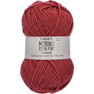DROPS Merino EXTRA Fine 32 Mørk rose (Uni Colour) Indhold: 100% extra fine Merino uld Garngruppe: B (20 - 22 masker) / 8 ply / DK / worsted Vægt/længde: 50 gram = ca. 105 meter Anbefalede pinde: 4 mm Strikkefasthed: 10 x 10 cm = 21 m x 28 p Maskinvask, Finvask 40ºC / Brug aldrig skyllemiddel / Tørres fladt.