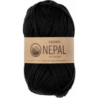DROPS Nepal 8903 Sort (Uni Colour) Indhold: 65% Peruvian Highland Uld, 35% Superfin Alpaca Garngruppe: C (16 - 19 masker) / 10 ply / aran / worsted Vægt/længde: 50 g = ca. 75 meter Anbefalede pinde: 5 mm Strikkefasthed: 10 x 10 cm = 17 m x 22 p Håndvask, max 30°C / Tørres fladt / Kan filtes.