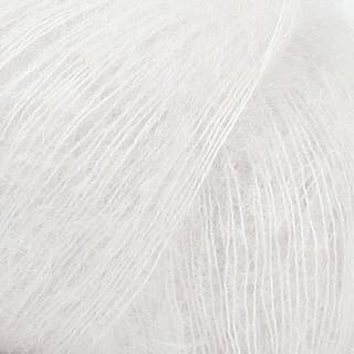 DROPS Kid-Silk 38 Kridt Indhold: 75% Mohair, 25% Silke Garngruppe: A (23 - 26 masker) / 2 ply / lace Vægt/længde: 25 gram = ca. 210 meter Anbefalede pinde: 3.5 mm Strikkefasthed: 10 x 10 cm = 23 m x 30 p Håndvask, max 30°C / Tørres fladt .