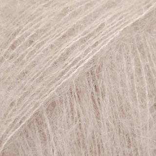 DROPS Kid-Silk 20 Lys beige Indhold: 75% Mohair, 25% Silke Garngruppe: A (23 - 26 masker) / 2 ply / lace Vægt/længde: 25 gram = ca. 210 meter Anbefalede pinde: 3.5 mm Strikkefasthed: 10 x 10 cm = 23 m x 30 p Håndvask, max 30°C / Tørres fladt .