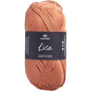 Svarta Fåret Lisa 035 Orange okker Indhold: 100% kæmmet bomuld Vægt/længde: 50 g = ca. 165 meter Anbefalede Pinde: 3mm Strikkefasthed: 10 cm = 28 m Vask: Maskinvask ved 40℃ / Tåler ikke tørretumbling.