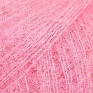 DROPS Kid-Silk 62 Jordbæris Indhold: 75% Mohair, 25% Silke Garngruppe: A (23 - 26 masker) / 2 ply / lace Vægt/længde: 25 gram = ca. 210 meter Anbefalede pinde: 3.5 mm Strikkefasthed: 10 x 10 cm = 23 m x 30 p Håndvask, max 30°C / Tørres fladt .
