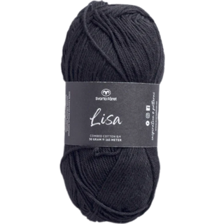 Svarta Fåret Lisa 001 Kulsort Indhold: 100% kæmmet bomuld Vægt/længde: 50 g = ca. 165 meter Anbefalede Pinde: 3mm Strikkefasthed: 10 cm = 28 m Vask: Maskinvask ved 40℃ / Tåler ikke tørretumbling.