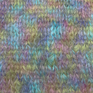 Permin Bella Color 61 Lilla/lime Indhold: 75% kid mohair, 20% uld, 5% polyamid Vægt/længde: 50 g = ca. 145 meter Anbefalede pinde: 6.00 mm Strikkefasthed: 10 x 10 cm = 14 m x 22 p Vask: Håndvask, max 30ºC.