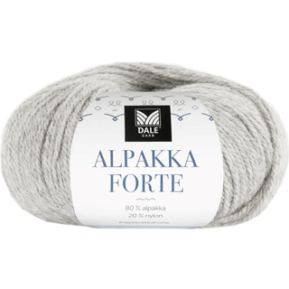 Dale Alpakka Forte 716 Lys grå meleret Indhold: 80% alpaca, 20% nylon Vægt/længde: 50 g = ca. 133 meter Anbefalede pinde: 2.5-3.5 mm Strikkefasthed: 10 cm = 26-27 m på pind 2.5-3 mm / 25 m på pind 3.5 mm Vask: Uldvask30 °C / Vaskes med vrangen ud / Brug vaskemiddel til ud/silke / Brug ikke skyllemiddel / Tørres fladt.