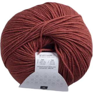 Jarbo Mio 30243 Pikant Indhold: 100% Ekstra fin merinould, superwash-behandlet Vægt/løbelængde: 50 g = ca. 175 meter Anbefalede pinde: 3 mm Strikkefasthed: 10x10 cm = 27-28 m x 36-37 p Maskinvask 30°C / Tåler ikke tørretumbler / Tørres fladt..