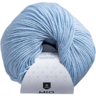 Jarbo Mio 30223 Baby blå Indhold: 100% Ekstra fin merinould, superwash-behandlet Vægt/løbelængde: 50 g = ca. 175 meter Anbefalede pinde: 3 mm Strikkefasthed: 10x10 cm = 27-28 m x 36-37 p Maskinvask 30°C / Tåler ikke tørretumbler / Tørres fladt..