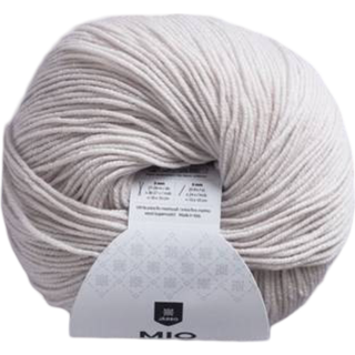 Jarbo Mio 30237 Måne Indhold: 100% Ekstra fin merinould, superwash-behandlet Vægt/løbelængde: 50 g = ca. 175 meter Anbefalede pinde: 3 mm Strikkefasthed: 10x10 cm = 27-28 m x 36-37 p Maskinvask 30°C / Tåler ikke tørretumbler / Tørres fladt..