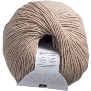 Jarbo Mio 30236 Ginger Indhold: 100% Ekstra fin merinould, superwash-behandlet Vægt/løbelængde: 50 g = ca. 175 meter Anbefalede pinde: 3 mm Strikkefasthed: 10x10 cm = 27-28 m x 36-37 p Maskinvask 30°C / Tåler ikke tørretumbler / Tørres fladt..