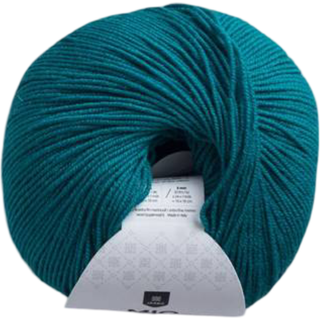 Jarbo Mio 30241 Turkis Indhold: 100% Ekstra fin merinould, superwash-behandlet Vægt/løbelængde: 50 g = ca. 175 meter Anbefalede pinde: 3 mm Strikkefasthed: 10x10 cm = 27-28 m x 36-37 p Maskinvask 30°C / Tåler ikke tørretumbler / Tørres fladt..