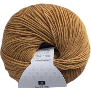 Jarbo Mio 30242 Guld Indhold: 100% Ekstra fin merinould, superwash-behandlet Vægt/løbelængde: 50 g = ca. 175 meter Anbefalede pinde: 3 mm Strikkefasthed: 10x10 cm = 27-28 m x 36-37 p Maskinvask 30°C / Tåler ikke tørretumbler / Tørres fladt..
