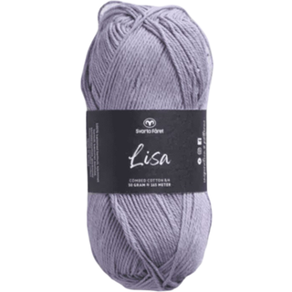 Svarta Fåret Lisa 063 Blåregn lilla Indhold: 100% kæmmet bomuld Vægt/længde: 50 g = ca. 165 meter Anbefalede Pinde: 3mm Strikkefasthed: 10 cm = 28 m Vask: Maskinvask ved 40℃ / Tåler ikke tørretumbling.