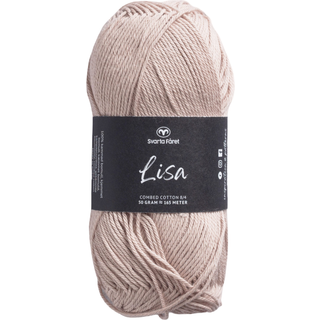 Svarta Fåret Lisa 022 Skalbeige Indhold: 100% kæmmet bomuld Vægt/længde: 50 g = ca. 165 meter Anbefalede Pinde: 3mm Strikkefasthed: 10 cm = 28 m Vask: Maskinvask ved 40℃ / Tåler ikke tørretumbling.