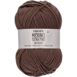 DROPS Merino EXTRA Fine 49 Chokolade (Uni Colour) Indhold: 100% extra fine Merino uld Garngruppe: B (20 - 22 masker) / 8 ply / DK / worsted Vægt/længde: 50 gram = ca. 105 meter Anbefalede pinde: 4 mm Strikkefasthed: 10 x 10 cm = 21 m x 28 p Maskinvask, Finvask 40ºC / Brug aldrig skyllemiddel / Tørres fladt.
